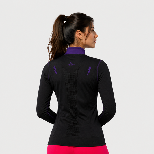Chamarra Con Bolsa Hard Running Negro/Morado Grape