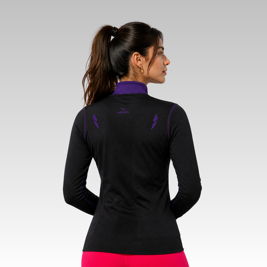 Chamarra Dama Con Bolsa Hard Running Negro/Morado Grape